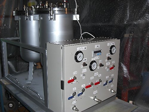 �~�����u